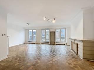 Ce bel appartement est situé au cœur de Gand, près du Kouter.L'appartement a été entièrement rénové en 2018 et aucun effort n'a été épargné pour en faire un véritable gagnant. De plus, depuis le salon, vous avez une vue sur la cathédrale Saint-Bavon de Gand.Disposition :hall d'entrée - salon - cuisine installée - débarras - toilettes - chambre 1 - douche séparée - chambre 2 - chambre 3 - salle de bain Les frais communs sont de 195 euros et comprennent la consommation privée d'eau et de chauffage ainsi que l'entretien des espaces communs.Disponible à partir du 30/11/2025