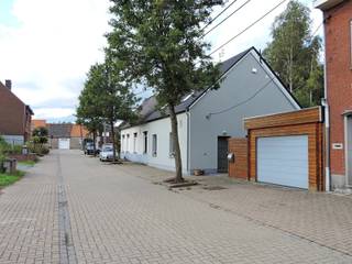 VALIMMAS verhuurt deze knusse en volledig gerenoveerde, energiezuinige driegevelwoning met garage (deels open carport met geautomatiseerde sectionaalpoort) en een gezellig ingericht terras.
Het gelijkvloers bestaat uit een inkomhal, een ruime living, een ingerichte keuken, een wasplaats en een berging.
De verdieping herbergt een overloop met bureelruimte, 2 ruime slaapkamers, en een ingerichte badkamer met ligbad.
Uitgerust met alle hedendaags comfort, sfeervolle decoratie, onmiddellijk instapklaar. Inclusief de thans aanwezige verlichting en gordijnen. CV: hoogrendementketel op aardgas. Alarmsysteem. Geïsoleerd dak en gevels, zeer gunstige EPC-waarde.
Rustig en residentieel gelegen, op wandelafstand van een bushalte.
Huisdieren niet toegelaten.
___________
| Bezoekmoment inplannen? Dat kan eenvoudig via onze website www.valimmas.be. Klik vervolgens op de blauwe knop "BEZOEK DIT PAND" bij het pand van je keuze. Let op: afspraken maken kan enkel nog online.
__________|