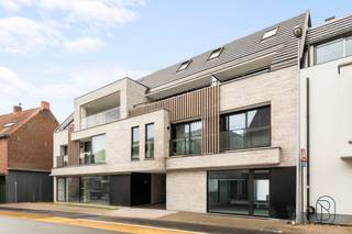 TE KOOP: Lichtrijk duplexappartement met twee zonnige terrassen in WaregemIn de Henri Lebbestraat, op wandelafstand van de Markt van Waregem, het...