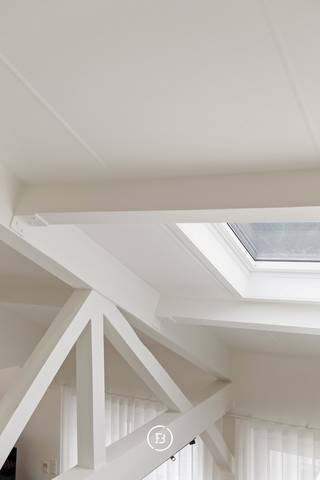 Deze eigendom wordt verkocht via het “Close the Deal”-systeem met een startprijs vanaf € 550.000.<br />Elke kandidaat-koper kan een bod uitbrengen boven deze startprijs tot dinsdag 06 oktober 2026 om 18u00.<br /><br />Uniek bezoekmoment: zaterdag 3 oktober 2026 van 10u00 tot 12u00 (op afspraak).<br /><br />Prachtige villa in Heusden-Zolder. Dit verfijnde landhuis, gelegen op een uitgestrekte grond van ruim 1746m², belichaamt luxe en comfort. De statige villa, gesitueerd op een royaal perceel met een indrukwekkende straatbreedte van 35 meter, biedt u een oase van rust en elegantie. Vanuit deze unieke locatie wandelt of fietst u direct de omliggende natuur in, een perfecte balans tussen exclusief wonen en natuurlijke schoonheid.<br /><br />Bij binnenkomst door de majestueuze dubbele voordeur wordt u meteen ondergedompeld in een sfeer van weelde. De uitnodigende inkomhal leidt u naar een smaakvol afgewerkt gastentoilet. De ruime en zonovergoten leefruimte straalt tijdloze verfijning uit, en wordt gesierd door een moderne doorkijkhaard die de gezellige zithoek scheidt van het stijlvolle eetgedeelte. Het weelderige uitzicht op de prachtig aangelegde tuin en het deels overdekte terras met zonnescherm versterken het gevoel van sereniteit en luxe.<br /><br />De indrukwekkende hoge plafonds met verfijnde wit gelakte balken dragen bij aan de grandeur van de woning. De adembenemende eikenhouten vloer, die doorloopt tot in de keuken, versterkt het gevoel van ruimte en harmonie. De keuken is recentelijk volledig vernieuwd met hoogwaardig maatwerk. Ontwaak ’s ochtends met het uitzicht op de tuin, waar u regelmatig herten en fazanten ziet voorbijtrekken.<br /><br />Naast de bijkeuken bevindt zich een praktische opbergruimte en een ruime dubbele inpandige garage. Een elegante, op maat gemaakte trap leidt naar de eerste verdieping, waar de luxueuze parketvloer het interieur verfraait. De ruime kinderkamer biedt een prachtig uitzicht over de achterliggende tuin, terwijl de majestueuze masterbedroom, samen met de aangrenzende kamer, een hoge plafondhoogte geniet, wat een gevoel van luchtigheid en rust creëert.<br /><br />De badkamer op deze verdieping is een pareltje van verfijnd vakmanschap, met een dubbele wastafel, een ingebouwd bad, een ruime inloopdouche en hoogwaardig maatwerk dat het geheel afmaakt. De volledig eikenhouten gelakte deuren, die door het hele huis terugkomen, bevestigen de hoge standaard van afwerking en materialen.<br /><br />Met een royale woonoppervlakte van 220 m² combineert deze villa moeiteloos stijl en sereniteit. De volledig omheinde tuin met een optimale zuidwestelijke oriëntatie biedt een ongeëvenaard gevoel van privacy, met uitzicht op de uitgestrekte weides. De verschillende terrassen achter de woning, waarvan één voorzien van een elegant zonnescherm, nodigen uit om volop te genieten van de rustige omgeving. Deze exclusieve villa, gelegen op een van de laatste percelen grenzend aan de natuur, biedt eveneens uitstekende verbindingen naar winkels, scholen en de autosnelweg.