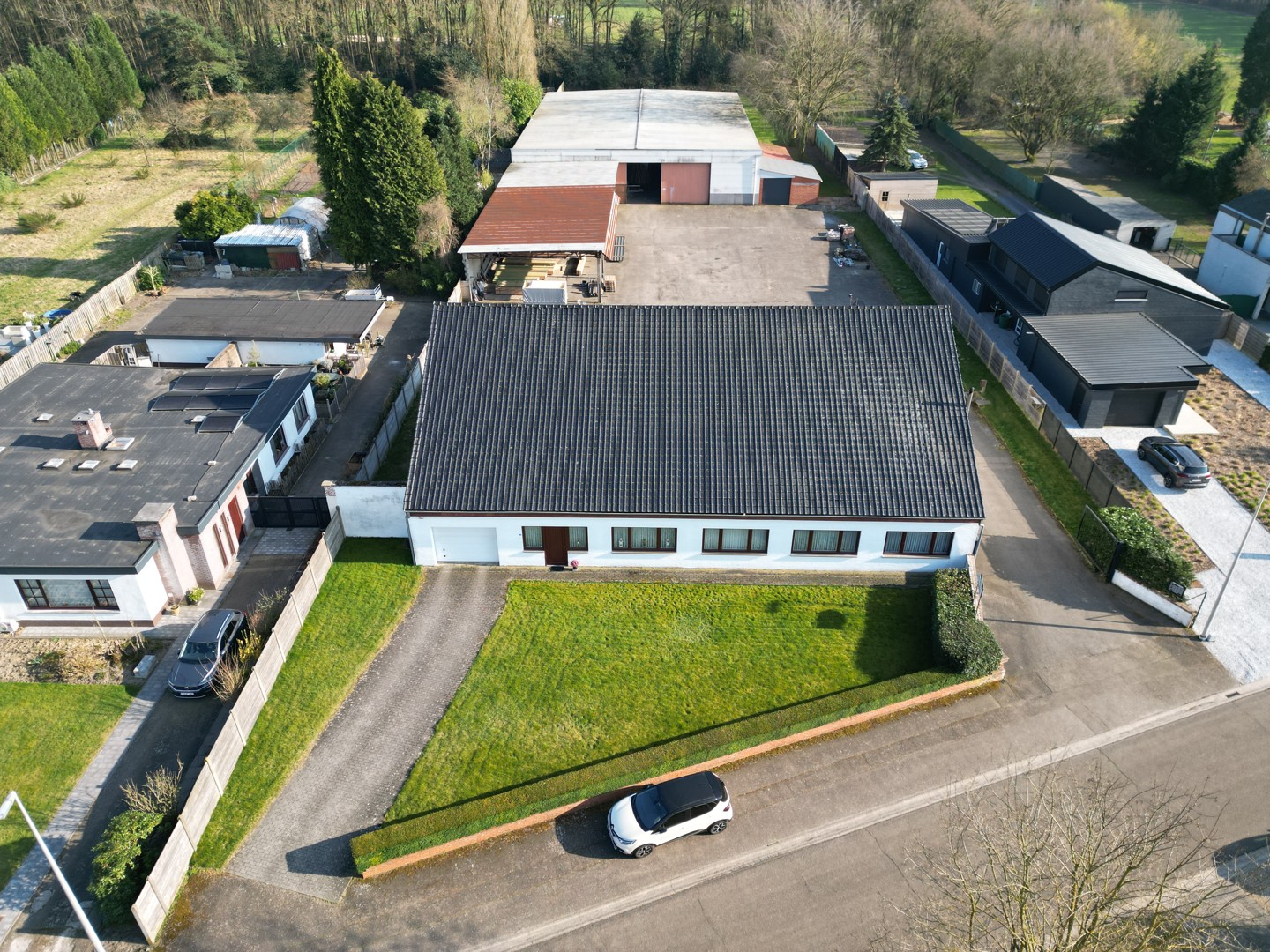 ZEER RUIME WONING MET LOODS TE KOOP - ZUTENDAAL - foto 1