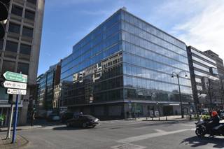 Idéalement placé à la petite ceinture de Bruxelles, le bâtiment "Art 46" est situé dans le quartier Léopold, de ce fait elle est très proche des institutions Européennes.Très facile d'accès en voiture grâce a son parking ou en transport en commun.<br />- Surface: 115 m²<br />- Des places de parking sont disponibles (1750 €/place/an)<br />- Stock disponible (90 €/m²/an)<br />