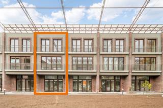 Groen wonen in het hart van Tienen<br />In woonbuurt Dony woon je rustig en groen, midden in het centrum van Tienen. Deze ruime gezinswoning combineert comfort, licht en een aangename buitenruimte in een karaktervolle, groene omgeving.<br /><br />De woning beschikt over 3 slaapkamers, 2 badkamers en een bewoonbare oppervlakte van 166 m². Daarnaast geniet je van een terras van 11 m² en een tuin van 31 m², ideaal om buiten tot rust te komen.<br /><br />Dony is een stijlvolle nieuwe stadsbuurt met veel aandacht voor groen, rust en een aangename leefomgeving, vlak bij alle voorzieningen van Tienen.<br /><br />Sommige woningen komen in aanmerking voor het verlaagde btw-tarief van 6%. Benieuwd dewelke? Vraag meer info bij de sales consultant.