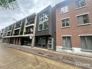 <p>Instapklaar goed geïsoleerd appartement in het hartje van Brasschaat.<br />Inkomhal met aparte berging voor wasmachine en droogkast. Woon- en eetkamer (ca. 32m²) op laminaatvloer met een open ingerichte keuken voorzien van een eiland. De keuken is voorzien van een kookfornuis, dampkap, oven, vaatwasmachine en koelkast. 2 Slaapkamers (ca. 18m² - 6m²) op laminaatvloer. De masterbedroom geeft toegang tot het terrasje. Ingerichte badkamer voorzien van ligbad met douchemogelijkheid, badkamermeubel en toilet. Dit appartement is op loopafstand gelegen van alle winkels, het park en openbaar vervoer. <br />Het eigendom beschikt over centrale verwarming op gas, nieuwe elektriciteit, dubbele beglazing aluminium. Een verzorgd klein gebouw met lage onkosten en individuele meters. Beschikbaar vanaf 1 juli 2026.</p>
