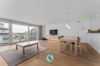 Op de vierde verdieping van de stijlvolle Residentie 'Pagnaert', bevindt zich dit ruim en lichtrijk appartement.Royale woonvoorzieningen met in...