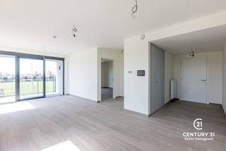 <p>In deze kleinschalige, nieuwe zorgresidentie is het heerlijk wonen en vertoeven.<br /><br />Op de hoek van de Katelijnestraat en de Loenhoutseweg vindt u de gloednieuwe Residentie ‘De Veiling’. Dit kleinschalige project telt 20 erg ruime assistentiewoningen, voorzien van alle comfort, waarvan de meeste een zonnig terras hebben dat uitkijkt op de wijde Kempische groene omgeving. Een garantie voor rust en kalmte en toch slechts op een boogscheut verwijderd van het bruisende centrum van Hoogstraten.<br /><br />We bieden hier afgewerkte, een volledig instapklare en erkende serviceflat te Hoogstraten. Deze assistentiewoning heeft zijn eigen privatief terras. Door de uitstekende uitbating ( AWPRO ) worden alle noodzakelijke dagdagelijkse diensten zoals thuisverpleging, thuishulp, administratieve bijstand, maaltijden... aangeboden. De gemeenschappelijke ruimte voorziet een gezellige living, eethoek met keuken. Op deze manier is dagelijks contact met medebewoners mogelijk voor een leuke babbel of gezellig tasje koffie. <br /><br />Enkele troeven van Residentie DE VEILING :<br />* Gelegen in een aangename, groene omgeving ( zicht op weiland met paarden )<br /><br />* Toffe, gemeenschappelijke ontmoetingsruimte met alle voorzieningen<br /><br />* Mooie afgewerkte flats veel grote ramen voor veel lichtinval<br /><br />* Focus op zorg, thuisgevoel, veiligheid en diensten op maat<br /><br />* Rolstoel toegankelijke ruimtes<br /><br />* Persoonlijke woon assistent is op vaste tijdstippen aanwezig in de residentie<br /><br />* Activiteiten agenda<br /><br />* Ruime parking achteraan het gebouw en ondergrondse bergingen ( inclusief in de prijs ! )<br /><br />* Noodoproepsysteem in elke flat <br /><br />* Basis domotica voor optimaal comfort AWPRO voorziet permanentie van een eigen woon assistent die er op maandagen is van 1300-17.00<br /><br />"Residentie De Veiling" voldoet aan alle laatste normen qua ventilatie en energiezuinigheid.<br /><br /><strong>Door de erkenning van de overheid genieten de kopers van een verlaagd BTW-tarief van 12% ( ipv 21% ) bij aankoop op de constructie. Bovendien bent u als eigenaar van een erkende serviceflat ook vrijgesteld van onroerende voorheffing.</strong></p>