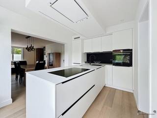 <p><span>Deze gerenoveerde woning is op zoek naar zorgzame bewoners die er een warme thuis van willen maken. Dankzij de aangename indeling, de ruime buitenruimte en de praktische voorzieningen biedt deze woning alle comfort voor comfortabel woonplezier. De woning beschikt over een zonnige, ruime tuin waar u in alle rust kunt genieten van het buitenleven. Op de oprit is plaats voor twee wagens. Extra pluspunt: de tuin is afgesloten met een elektrische poort.</span></p><p><span><br /></span><span>Gelijkvloers</span></p><ul><li><span>Gezellige leefruimte met veel lichtinval </span></li><li><span>Volledig ingerichte keuken voorzien van alle nodige comfort </span></li><li><span>Badkamer met ligbad</span></li><li><span>Bergruimte met aansluiting voor wasmachine</span></li><li><span>Toilet</span></li><li><span>Toegang tot de kelder, ideaal als extra bergruimte </span></li></ul><p><span>Eerste verdieping</span></p><ul><li><span>2 ruime slaapkamers </span></li><li><span>Toegang tot bergzolder</span></li></ul><p><span>Praktische informatie</span></p><ul><li><span>Beschikbaar vanaf 1 juli 2026 </span></li><li><span>Huurwaarborg: 3 maanden huur (via Korfine) </span></li><li><span>Kosten plaatsbeschrijving: 50/50 verdeeld tussen huurder en verhuurder </span></li><li><span>Mogelijkheid tot overname van aanwezige meubels </span></li></ul><p><span> </span></p><p><span> Interesse of vragen? Neem gerust contact op voor meer informatie of een bezoek.</span></p>