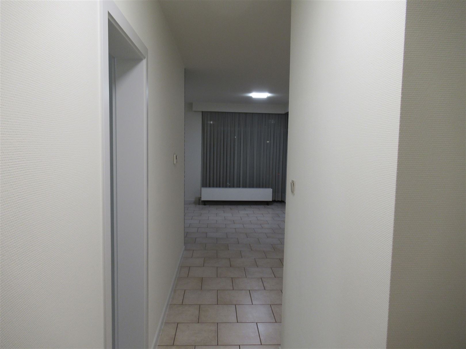 Appartement met 2 slaapkamers in centrum van Sint-Truiden. - foto 3