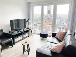 Volledig gerenoveerd en betaalbaar appartement met 1 slaapkamer gelegen op de 9<sup>e</sup> verdieping van complex "Costa Brava". Het appartement biedt een prachtig uitzicht op het centrum van Blankenberge en het hinterland. Via de ruime inkomhal op het gelijkvloers neemt u de lift naar het lichtrijke appartement op de 9<sup>e </sup>verdieping. De aparte inkom met ingemaakte kasten leidt u naar de living en de open keuken (keramische kookplaat, dampkap combi-oven en frigo, voorzien om een vaatwasser te installeren). Verder zijn er nog een apart toilet, een badkamer (douche en lavabo) en een ruime slaapkamer. Nieuwe dubbele beglazing. Fietsenberging. Optioneel is het mogelijk om een garagebox aan te kopen voor € 55.000. Elektriciteit is conform. Verhuurd aan 850 euro met garage. ( ideale investering ) .