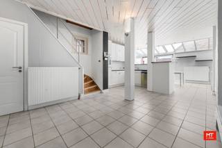 In het hart van Langemark, op wandelafstand van alle voorzieningen, vind je deze bijzonder ruime eigendom. Het pand bestaat uit een comfortabel woongedeelte, een inpandige opslagruimte van 87 m² en een dubbele garage van 55 m² met uitweg. Ben je op zoek naar een ruime woonst of wil je wonen en werken combineren? Dan is dit zeker iets voor jou!<br /><br /><strong>Indeling van het pand</strong>
<ul>
<li>Gelijkvloerse verdieping: ruime inkomhal (8 m²), woon- en eetkamer met open keuken (45 m²). De keuken beschikt over een oven, kookplaat, dampkap, dubbele spoelbak en vaatwasser. Daarnaast is er ook nog een apart toilet.</li>
<li>1ste verdieping: hal (5 m²), 2 slaapkamers (20 - 8 m²) en badkamer (8 m²) met enkelvoudige wastafel, douche en toilet. Boven de opslagruimte (bereikbaar vanuit de opslagruimte via een draaitrap of via de badkamer op het eerste verdiep) hebben we nog een polyvalente ruimte/extra slaapkamer van 60 m².</li>
<li>2de verdieping: zolder (11 m²) met vaste trap.</li>
</ul>
<br /><strong>Kenmerken</strong>
<ul>
<li>De woning beschikt over een zonnige tuin met uitweg via het OC.</li>
<li>Er is een inpandige opslagruimte van +/- 87 m² met een aparte inkom.</li>
<li>Dubbele garage van 55 m².</li>
<li>Gescheiden stelsel ligt klaar en er is een regenwaterput van 3.000 liter.</li>
</ul>
<br />Bij het isoleren van de daken en het vervangen van de polycarbonaatplaten/enkel glas voldoe je aan de renovatieplicht.<br /><br />Interesse of een vrijblijvend bezoekje? Bel gerust naar Eden op 0470 43 78 21 of mail info@minthus.be