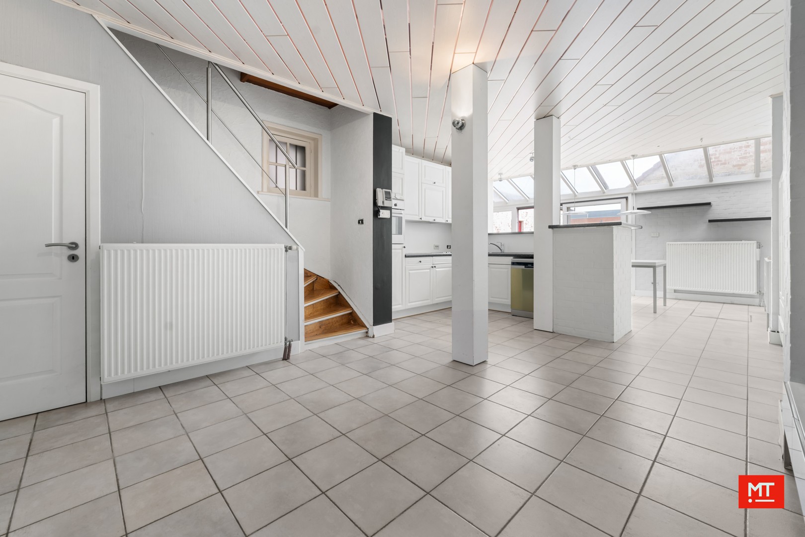 Bijzonder ruime woning met opslagruimte, dubbele garage en uitweg in centrum Langemark - foto 1