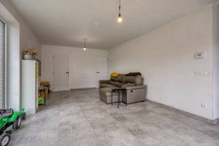Deze prachtige nieuwbouwwoning is gelegen in Balen-Olmen en geniet van een goede verbinding naar de omliggende gemeenten Ham, Leopoldsburg, Meerhout en Mol. <br /><br />Deze woning werd in 2021 gebouwd op een perceel van 356m² met ruimte voor een degelijk tuin, terras en overdekte staanplaats . <br /><br />Via de inkomhal bereiken we de lichtrijke leefruimte van 28m² met een eethoek, zithoek en een open keuken. De kwalitatieve open keuken is uitgerust met inductiekookplaat, afzuigkap, koelkast, combi-microgolfoven, vaatwasser en werkeiland met ontbijthoek. De bergplaats bevindt zich vlak naast de keuken en biedt tevens toegang naar de overdekte inpandige autostaanplaats. Deze bergplaats doet ook dienst als technische ruimte en wasplaats. Tot slot bevinden zich op het gelijkvloers ook een gastentoilet en een extra berging onder de trap.<br /><br />Op de verdieping geeft de nachthal uit op drie ruime slaapkamers, de badkamer en een tweede gastentoilet. De badkamer is voorzien van een dubbele wastafel, ligbad en douche. <br /><br />De tuin is volledig omheind en voorzien van een aangelegd terras en een verder af te werken bijgebouw. <br /><br />* energiezuinige woning EPC: A / E19<br /> (ventilatietype C, 8 zonnepanelen, volledige isolatie, vloerverwarming,...)<br />* regenwaterrecuperatie (WC + buitenkraan)<br />* overdekte inpandige autostaanplaats<br /> <br />Mits een lakje verf is deze woning volledig instap klaar!