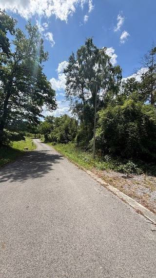 In een uitzonderlijke en discrete omgeving ligt dit terrein van ± 3000 m² verscholen tussen hole 14 en 15 van de gerenommeerde Golf van Durbuy...