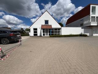 Waregem: goed gelegen handelspand te huur. Indeling: winkelruimte/kantoorruimte met kitchenette, aparte ruimte, gesloten berging.Kenmerken: *...