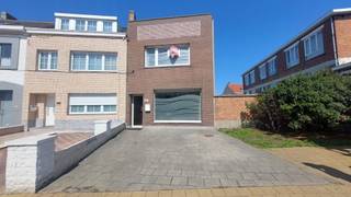 Deze woning is centraal gelegen te Bredene op wandelafstand van het shopping center Bredeneen direct nabij een bushalte en nabij de spuikomPerceel...