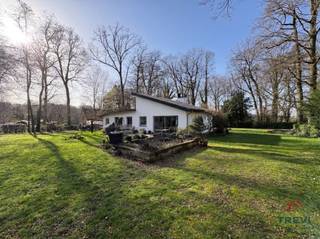 <p><span>Bierghes. Bois du Strihoux. Gelegen in een rustige woonwijk met uitzicht op het bos, aan de poorten van Brussel, is deze prachtige gelijkvloerse woning, die zich leent voor renovatie, voorzien van een grote, goed georiënteerde tuin. Het pand is beveiligd met een elektrische poort en geniet van alle voordelen van een rustige doodlopende straat, omgeven door natuur. De mooie tuin omvat een terras, volière, tuinschuur en een kleine vijver. De woning bestaat uit een ruime hal met toilet. De woonkamer van 45 m², voorzien van een houtkachel, grenst aan een prachtige mezzanine van 20 m², ideaal voor een kantoor, bibliotheek of kleine zitkamer. De ingerichte keuken geeft toegang tot de tuin. Een gang leidt naar een groot kantoor van 22 m², perfect voor een comfortabele werkplek of gastenkamer. Een andere kamer van 17 m² met toegang tot de tuin kan eenvoudig worden omgebouwd tot slaapkamer. De twee hoofdslaapkamers, van respectievelijk 15 en 14 m², bieden uitstekende renovatiemogelijkheden. De badkamer van 6 m² is voorzien van een bad en een douche. De garage van 30 m², met een stookruimte en een wasruimte, biedt ruime opbergruimte. Dubbele beglazing van verschillende leeftijden (meest recent in 2020). Centrale verwarming op olie en een (gecertificeerde) olietank van 3.000 liter. Waterverzachter. Energieprestatiecertificaat (EPC D) onbekend. Biedingen vanaf  390.000. Informatie en bezichtigingen: 02/355.50.55</span></p><p><span> </span></p>