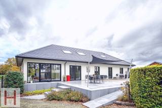 Instapklare villa met een grote tuin op een toplocatie in het landelijke Gierle.De woning heeft volgende indeling op het gelijkvloers: Inkomhal met...