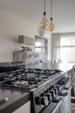 <strong>Hulshout: modern duplexappartement (96</strong><strong>m² - EPC A) met 2 slaapkamers en 2 terrassen te koop</strong><br /><br />Op zoek naar <strong>een instapklaar hoogwaardig</strong> <strong>afgewerkt</strong> appartement met minimale lasten? <br />Dit <strong>jonge duplexappartement (2018)</strong> biedt ongekende troeven!<br /><br />Indeling:
<ul><li>Eerste verdieping: inkomhal, gastentoilet, badkamer <strong>(bad+douche)</strong> en lichtrijke leefruimte met open keuken <strong>(Cookmaster fornuis)</strong></li><li>Tweede verdieping: 2 ruime slaapkamers (master met terras) en een <strong>grote opbergzolder </strong>met uitklapbare trap.</li></ul>
Financieel &amp; energiezuinig voordeel:
<ul><li>Fiscale bonus: <strong>nog 3 jaar lang 40% korting</strong> op het <strong>Kadastraal Inkomen</strong>(KI)!</li><li>Minimale lasten: <strong>top EPC A</strong> (warmtepomp, airco, 8 zonnepanelen)</li><li>Uiterst <strong>beperkte maandelijkse gemeenschappelijke kosten</strong> (geen lift)</li></ul>
Inbegrepen luxe:<br />Het appartement is professioneel geschilderd, overal voorzien van stijlvolle spots, <strong>op maat gemaakte gordijnen/overgordijnen</strong> en <strong>vliegenramen</strong> (inclusief schuifdeuren naar de terrassen).<br /><br />Licht &amp; ruimte (96m²):<br /><strong>Twee grote terrassen</strong>: zowel aan de leefruimte als aan de master bedroom geniet u van een groot, zuidoost-gericht terras.<br /><br />Parkeercomfort &amp; flexibiliteit:<br />Er is ruim <strong>voldoende gratis parkeergelegenheid</strong> in de directe buurt. Een garage apart aankopen is optioneel.<br /><br />Een uitzonderlijke eigendom voor wie op zoek is naar <strong>ruimte, comfort, privacy en een hoogwaardige woonomgeving</strong>.<br /><strong>JOUW DROOMAPPARTEMENT. ZO GEVONDEN!</strong>