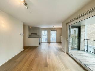 Dit appartement, gelegen op het eerste verdiep, met een oppervlakte van maar liefst 112m² is als volgt ingedeeld: inkomhal, twee...
