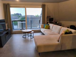 Bent u op zoek naar een instapklaar en comfortabel appartement in een standingvolle omgeving? <br />Dit lichtrijke appartement, gelegen in een prachtige residentie, biedt alles wat u zoekt.<br />Indeling van het appartement Leefruimte: Ruime living met een gezellige, open keuken.<br />Slaapkamers: 2 volwaardige en comfortabele kamers. Sanitair: Moderne badkamer en een praktisch, afzonderlijk toilet.Berging: Handige interne opbergruimte. Kelder. Prachtig terras met een weids en rustgevend uitzicht.<br />Troeven<br />Gelegen in een hoogwaardige en uitstekend onderhouden residentie. Grote raampartijen die zorgen voor maximale lichtinval. Ideale ligging nabij winkels, openbaar vervoer en invalswegen.<br />Interesse?Voor meer informatie of een bezoek ter plaatse, neem contact op via:Telefoon: 0490097175 en 0475602193