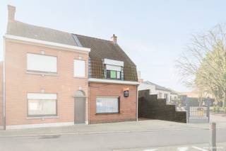 Halfopen woning met 2slpk, veel potentieel en zonnige tuin te LauweOntdek deze charmante halfopen woning met talloze mogelijkheden. Indeling is als...