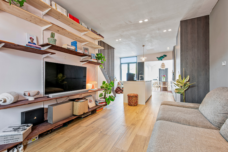 STIJLVOL INGERICHTE SPECIALE STARTERSWONING MET MODERNE ARCHITECTURALE TOETSEN EN VEEL LICHTINVAL - foto 4