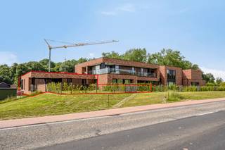 Gelegen in het gezellige Bevingen, op een steenworp van Sint-Truiden en met een uitstekende verbinding naar de rest van de regio, biedt dit gloednieuwe appartement alles wat je van een moderne en energiezuinige woning mag verwachten.<br /><br />Het appartement van circa 90 m² werd gebouwd en voor het eerst bewoond in 2025 en beantwoordt aan alle energienormen met een E-peil van slechts 10, zonnepanelen, vloerverwarming en koeling en een ventilatiesysteem type D.<br /><br />De indeling is doordacht en comfortabel. Via de inkomhal met vestiairekasten bereik je de lichtrijke leefruimte die via een grote raampartij aansluit op het ruime overdekte terras met daarachter de privé tuin. De volledig uitgeruste keuken grenst aan een praktische berging. Via de nachthal ga je naar een apart toilet, een knap ingerichte badkamer met inloopdouche en lavabo, en twee aangename slaapkamers.<br /><br />Wat dit appartement echt onderscheidt, is de buitenruimte. De volledig omheinde privétuin van maar liefst 135 m², het ruime overdekte terras en de grote gemeenschappelijke parktuin achteraan zorgen ervoor dat je heerlijk kan genieten. Daarnaast beschik je over niet één, maar twee ondergrondse autostaanplaatsen en een kelderberging voor extra opslagruimte.<br /><br />Je kan hier een praktisch nieuwbouwappartement kopen aan het verlaagde registratierecht van 2% indien je aan de voorwaarden voldoet.<br /><br />Troeven in een oogopslag:<br /><br />✔ Nieuwbouw 2025, instapklaar<br />✔ E-peil 10, zonnepanelen, vloerverwarming, ventilatie D<br />✔ Privétuin van 135 m²<br />✔ Groot overdekt terras<br />✔ Twee ondergrondse parkeerplaatsen<br />✔ Kelderberging<br />✔ Gemeenschappelijke tuin en fietsenstalling<br />✔ Centrale ligging in Bevingen met vlotte verbinding naar Sint-Truiden<br />✔ Te koop aan registratierechten<br /><br />Is je interesse gewekt? Neem snel contact op voor een bezoek ter plaatse!