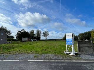 In Denderwindeke, gekend om zijn landelijke omgeving met uitstekende verbindingen, kan u dit mooi perceel bouwgrond met een oppervlakte van 9a...