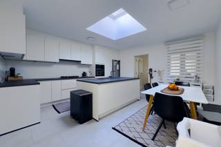 Bent u op zoek naar een volledig instapklare woning in Hamme waar modern comfort en een slimme indeling hand in hand gaan? Dan is dit...