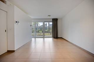 Indeling: Gelijkvloers:- lichtrijke woonkamer met toegang tot het terras - geïnstalleerde keuken - comfortabele slaapkamer- badkamer met inloopdouche, lavabo en toilet- ruim privé-terras - ondergrondse autostaanplaats Troeven:- erkende assistentiewoning - geïntegreerd communicatie- en alarmsysteem voor noodsituaties- residentie 'Drie Beuken' biedt: binnenzwembad, sauna, fitness en restaurant- aanwezige receptie voor service op maat (broodjes, kapper, pedicure, etc.)- uitstekende, centrale ligging in Kontich Bent u geïnteresseerd in deze assistentiewoning te koop in Kontich? Aarzel dan niet om contact met ons op te nemen. Wenst u uw eigendom ook te koop of te huur te stellen? We helpen u graag verder. Steeds tot uw dienst om u verder te helpen met al uw vragen over vastgoed! Bestuursmaatregelen in het maatregelenregister: nee
