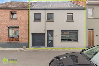 <p>Deze woning met een bewoonbare oppervlakte van 185 m² bevindt zich op een perceel van 420 m² in een rustige straat nabij het centrum van Grembergen. Dankzij de 4 slaapkamers, praktische indeling en energiezuinig EPC-label B, biedt deze woning een ideaal evenwicht tussen comfort, efficiëntie en ligging.</p><p><br /><strong><u>Indeling</u></strong></p><p><br /><u>GLV</u><br />Op het gelijkvloers betreed je de woning via de inkomhal die toegang biedt tot de gezellige leefruimte. De volledig uitgeruste keuken beschikt over een ingebouwd inductievuur en oven, en grenst aan de wasplaats met aansluitingen voor wasmachine, droogkast en afwasmachine. Deze ruimte werd bovendien voorzien van vaste kasten voor extra opberggemak.<br />Verder vind je op dit niveau nog een apart toilet, een praktische berging met doorgang van straat naar tuin, en een extra buitenberging met toegang vanaf het terras. De verzorgde tuin is voorzien van een tuinhuis met elektriciteit en twee bijkomende bergruimtes voor afval, wat zorgt voor een nette en georganiseerde buitenomgeving.</p><p><br /><u>1steV</u><br />Op de verdieping, uitgerust met centrale verwarming, bevinden zich een ruime slaapkamer met dressing, een tweede slaapkamer, een doorloopkamer die eveneens als slaapkamer kan dienen, en een badkamer met douche en toilet.</p><p><br /><u>2deV</u><br />Via een vaste trap bereik je de zolderverdieping, waar zich nog een vierde slaapkamer bevindt. De technische ruimte met valtrap biedt plaats aan de verwarmingsketel en is niet beloopbaar.<br />Extra troeven<br />– Energiezuinig met EPC-label B -197kwh/m2<br />– Vier slaapkamers met praktische indeling<br />– Vernieuwingswerken zoals: dak, gevel, badkamer, centrale verwarming…<br />– Rustige ligging nabij centrum van Grembergen, winkels en openbaar vervoer</p><p><br />Voor meer informatie of een persoonlijk bezoek kan u steeds contact opnemen –<br />052/55.55.55 of 0479/36.88.14 | info@immotwins.be – maxime@immotwins.be<br />| www.immotwins.be</p>