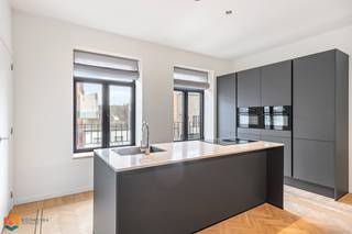 Op een uitstekende locatie te Kessel bevindt zich dit grondig gerenoveerd appartement op de eerste verdieping met 2 slaapkamers en terras. Het energiezuinig appartement is uitgerust met een warmtepomp en voldoende zonnepanelen. U bevindt zich hier pal in het centrum van Kessel, in de nabijheid van winkels, scholen en het openbaar vervoer.<br /><br />We betreden het appartement via de inkomhal met apart gastentoilet. De ruime leefruimte, voorzien van een schitterende visgraatparket, geniet van zeer veel lichtinval door de vele, grote raampartijen. Hier is de open keuken mooi geïntegreerd in het geheel en voorzien van de voornaamste, kwalitatieve toestellen. Aangrenzend bevindt zich de berging/wasruimte. De nachthal geeft ons verder toegang tot 2 slaapkamers en de badkamer uitgerust met dubbele lavabo en inloopdouche. U beschikt ook over een ruim buitenterras, bereikbaar via de leefruimte én de slaapkamer. Hier kunt u steeds in alle rust en privacy genieten van het mooie weer. Het appartement is recent volledig geschilderd en volledig instapklaar. U hebt ook de mogelijkheid een privatieve parkeerplaats bij aan te kopen.<br /><br />Dit is een uitstekende opportuniteit als u op zoek bent naar een energiezuinig appartement met 2 slaapkamers op toplocatie te Kessel. Contacteer ons voor meer informatie op 0479 13 63 69 of neem een kijkje op www.boonstravastgoed.be . <br /><br />Bijzonderheden: <br />- Energiezuinig<br />- 2 slaapkamers<br />- 108 m² bewoonbaar
