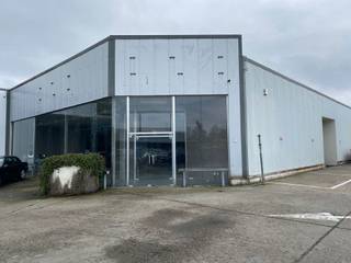 Warehouse of 1,441 m² for rent in Dendermonde, located along the Zeelsebaan with easy access to the E17. The warehouse offers a clear height of...