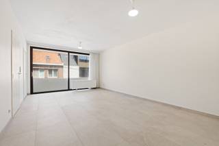 Te koop: vernieuwd appartement in de Slachtersstraat, centraal gelegen in een kleine residentie in Oostende. 

   

 Dit instapklaar appartement combineert een frisse afwerking met een praktische indeling. Dankzij de drie slaapkamers is het ideaal voor gezinnen of wie extra ruimte zoekt. De ligging in een kleinschalige residentie zorgt voor rust, terwijl winkels, openbaar vervoer en het stadscentrum op korte afstand bereikbaar zijn. 

   

 Belangrijkste ruimtes: 
• Woonkamer met veel lichtinval 
• Keuken met gasfornuis 
• Drie slaapkamers met voldoende ruimte of voor een bureau 
• Badkamer m et inloopdouche 
• Apart toilet 
• Berging voor extra opslag 
• Terras voor buitenmomenten 
• Parkeerplaats 

   

 Troeven: 
• Vernieuwd appartement met instapklare afwerking 
• Drie volwaardige slaapkamers 
• Centraal gelegen in een kleine residentie 

   

 Een extra troef is de optie om een aparte autostaanplaats bij te kopen. Zo kan u altijd uw wagen kwijt en is alles vlot bereikbaar. 

   

 Neem vandaag nog contact op met je ERA-makelaar voor een bezoek. 
JOUW DROOMAPPARTEMENT. ZO GEVONDEN!