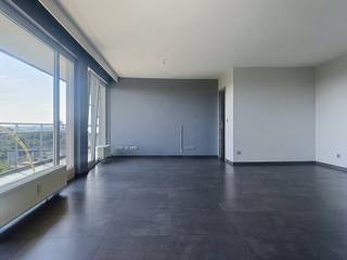 Het appartement beschikt over een comfortabele slaapkamer en een praktische indeling die optimaal gebruik maakt van de beschikbare ruimte. De leefruimte sluit aan op een groot, lang terras aan de voorzijde van het gebouw – dé absolute troef van deze woning. Hier kan u in alle rust genieten van de zon, een aperitief of simpelweg het indrukwekkende panoramische zicht over de omgeving.<br /><br />Indeling van het appartement:<br />- Open leefruimte met veel lichtinval met toegang tot het terras<br />- Open keuken voorzien van alle apparaten<br />- Slaapkamer met toegang tot het terras<br />- Badkamer<br /><br />Verder biedt het appartement een ideale uitvalsbasis met vlotte verbindingen naar Brussel, openbaar vervoer, winkels en andere voorzieningen in de directe omgeving.<br /><br />Interesse? Neem dan contact op met ons om een bezoek in te plannen<br /><br />Bestuursmaatregelen in het maatregelenregister: nee