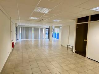 Op een uitstekende ligging, vlakbij de Markt van Deinze, vinden wij deze gelijkvloerse handelsruimte van 11 vkm.Dankzij de ruime etalage geniet uw...