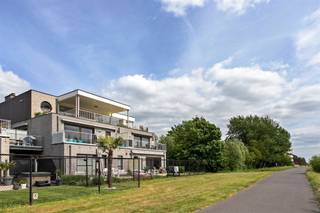 <p><span>UNIEK, LUXUEUS, RUIM EN ENERGIEZUINIG APPARTEMENT 108M² MET 2 SLAAPKAMERS, 2 TERRASSEN EN DUBBELE GARAGE MET LIGGING AAN DE RUPEL</span></p><p><span>1ste verdieping met lift in prachtige en recente residentie - Rustige ligging nabij centrum met vlotte bereikbaarheid via A12</span></p><p><span> </span></p><p><span>Inkomhal / wc met handwas / lumineuze living met eetplaats (43m²) met toegang tot 2 terrassen (16m²; 8m²) (voorzien van zonneluifel) / super-ingerichte keuken (8m²) / berging met was- en stookplaats / nachthal / 2 slaapkamers (4,4 x 3,8m; 12m²) / grote badkamer (8m²) met dubbele wastafel, ligbad en douche.</span></p><p><span> </span></p><p><span>Dubbele ondergrondse garage (6,9 x 5m) / gemeenschappelijke fietsenberging </span></p><p><span>Uniek aanbod door het prachtig panoramisch zicht op het water.</span></p><p><span>Momenteel verhuurd / opzeg voor eigen bewoning mogelijk</span></p><p><span> </span></p>