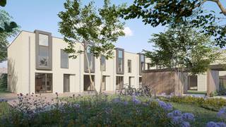 <p>Welkom bij project Watertorenstraat, een duurzaam nieuwbouwproject in het rustige Muizen, een deelgemeente van Mechelen. Dit project bestaat uit 23 hedendaagse woningen die comfort, energie-efficiëntie en een gezinsvriendelijke omgeving combineren, op slechts 3 kilometer van het levendige stadscentrum van Mechelen.</p>
<p>Elke woning is gebouwd met oog voor kwaliteit en duurzaamheid. Vloerverwarming, een warmtepomp en zonnepanelen zorgen voor een energiezuinige en toekomstgerichte woonoplossing.</p>
<p>De woningen zijn ontworpen met het oog op het moderne gezinsleven: ruime en lichtrijke leefruimtes, volledig uitgeruste keukens en privétuinen met een praktische achteruitgang. Elke woning beschikt over drie slaapkamers en een ruime badkamer. Afhankelijk van het woningtype beschikken sommige woningen aanvullend over een dressing en/of een oprit.</p>
<p>De locatie biedt het beste van twee werelden: een rustige woonomgeving met winkels en voorzieningen vlakbij, én een vlotte bereikbaarheid naar het centrum van Mechelen.</p>
<p>De ruwbouwwerken zijn reeds voltooid. Als koper heb je nog de mogelijkheid om de afwerking van je woning te kiezen volgens het voorziene lastenboek. Zo geef je jouw nieuwe thuis een persoonlijke toets.</p>
<p>Neem contact met ons op voor meer informatie of maak een afspraak met onze nieuwbouwspecialist via onze website. Wij begeleiden je graag in elke stap van jouw woontraject.</p>