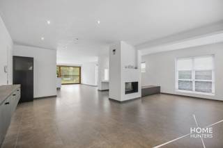 Wie op zoek is naar ruimte, rust en een woning waar je meteen kunt intrekken, is hier aan het juiste adres. Deze instapklare woning geniet van een aangename landelijke ligging en combineert een ruime woonbeleving met vier slaapkamers, een garage en een gezellige tuin.<br /><br />Een absolute blikvanger is de zeer ruime leefruimte met open keuken. Dankzij de open indeling ontstaat er een aangename en lichtrijke leefomgeving met volop ruimte voor zowel een gezellige zithoek als een grote eettafel. Vanuit de keuken geniet je bovendien van een mooi zicht op de tuin, wat zorgt voor een aangename verbinding tussen binnen en buiten.<br /><br />Verder beschikt de woning over vier volwaardige slaapkamers, waarvan één slaapkamer voorzien is van een eigen dakterras. Een fijne extra plek om in alle rust van de buitenlucht te genieten.<br /><br />De badkamer is uitgerust met zowel een ligbad als een aparte douche. Daarnaast zijn er een praktische wasberging en een afzonderlijk toilet aanwezig.<br /><br />Ook aan bergruimte is er geen gebrek. De woning beschikt over een garage en in de tuin bevindt zich nog een extra tuinberging, ideaal voor fietsen, tuinmateriaal of andere spullen.<br /><br />Buiten geniet je van een aangename tuin in een rustige, landelijke omgeving. De combinatie van veel leefruimte, vier slaapkamers en een instapklare afwerking maakt deze woning bijzonder geschikt voor gezinnen die comfortabel en rustig willen wonen.