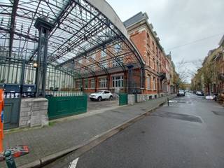 In een prachtig gebouw met karakter, ideaal gelegen dicht bij het hoofdkantoor van KBC, de site van Tour & Taxis en het Maritiem Station. Tal...