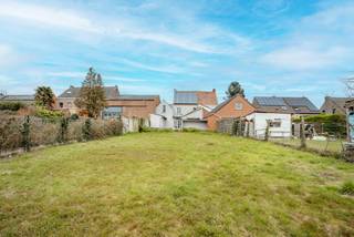 Op zoek naar een ruime woning met grote tuin in Ooigem? Dan zou dit wel eens jouw match kunnen zijn! Deze stevige woning telt 3 slaapkamers, mogelijkheid tot 6 slaapkamers, een inpandige garage met plaats voor 2 wagens en ligt op een perceel van 640 m².<br />Deze woning ligt vlakbij de Leie, ideaal voor leuke avondwandelingen!<br /><br />Mits enkele opfrissingswerken (vooral schilderen of herbehangen) tover je deze woning om tot een echte thuis. <br /><br />TROEVEN:<br />* GEEN RENOVATIEVERPLICHTING<br />* ELEKTRICITEIT CONFORM<br />* ASBESTVEILIG<br />* ZONNEPANELEN<br />* MOGELIJKHEID TOT 6 SLAAPKAMERS<br />* INPANDIGE GARAGE VOOR 2 WAGENS<br />* ZUIDGERICHTE TUIN (640 m2)<br /><br /><br />INDELING:<br /><br />We betreden de woning via de ruime inkomhal. Aansluitend bevindt zich de ruime leefruimte en leefkeuken voorzien van alle courante toestellen. Op het gelijkvloers bevindt zich ook de badkamer en een apart gastentoilet. <br />Op de eerste verdieping zijn 3 volwaardige slaapkamers. Er is een vaste trap naar de geïsoleerde zolder, die kan dienen als extra slaapkamer. <br />De woning beschikt over een ruime inpandige garage (ideaal voor 2 wagens) en een ruime wasberging. Daarnaast zijn er nog 2 kelders aanwezig.<br />In de garage is er ook nog een vaste trap naar een verdieping waar 2 extra kamers zijn, ideaal als werkruimte of als slaapkamers. <br /><br />Een absolute troef? De woning staat op een perceel van 640 m2 en beschikt over een zuidgerichte tuin. De ideale plek om te genieten van lange zomeravonden!<br /><br /><br />Klaar om deze woning zelf te ontdekken? Plan snel je bezoek!<br /><br />Ref.: LS/26049/TK<br />UC.: 20200206-0002245029-RES-1<br />Stedenbouw in aanvraag