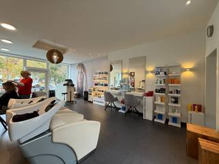 Zeer mooi gelegen <strong>winkelruimte met zicht op het park</strong> in het <strong>Miljoenenkwartier</strong>, op slechts <strong>500 meter van station Gent-Sint-Pieters</strong> en <strong>De Sterre</strong>.<br />Deze toplocatie is <strong>uitstekend bereikbaar</strong> met zowel openbaar vervoer als de wagen, en ligt in een buurt met veel passage en uitstraling.<br /><br />De handelsruimte heeft een oppervlakte van ca. <strong>95 m²</strong> en is momenteel ingericht als <strong>kapperszaak</strong>. Ze bestaat uit:
<ul>
	<li><span>Een <strong>grote, lichtrijke handelsruimte</strong> aan de straatzijde</span></li>
	<li><span><strong>Twee bijkomende ruimtes</strong> achteraan (ideaal als behandelruimte, opslag, bureau, …)</span></li>
	<li><span>Een <strong>kitchenette</strong></span></li>
	<li><span>Een <strong>toilet</strong></span></li>
	<li><span>Een <strong>ruime binnenkoer</strong></span></li>
</ul>
<strong>EPC-label:</strong> D<br /><strong>Beschikbaar vanaf 1 april 2026.</strong><br /><br />Deze handelsruimte is geschikt voor diverse activiteiten zoals <strong>detailhandel, praktijk, kantoor, beauty/conceptstore</strong> … (mits naleving van de geldende voorschriften).<br /><br /><strong>Bezoekje waard!</strong>