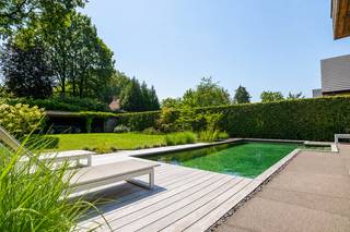 <p>Exclusief te koop bij Immo LEY - Bezoekweekend zaterdag 5 en zondag 6 september - Bod doen mogelijk vanaf € 765.000.</p>
<p><span>Ontdek een villa waar rust, verfijning en exclusief wooncomfort samenkomen op een absolute toplocatie in Schilde-Bergen. Een instapklare eigendom die u elke dag laat genieten van ruimte, licht en een uitzonderlijke tuinbeleving. Dankzij de doordachte renovaties, hoogwaardige afwerking en prachtige lichtinval is dit een woning waar u zonder compromissen kunt wonen en genieten. Een zeldzame combinatie van luxe, privacy en een uitstekende bereikbaarheid maakt van deze villa een unieke opportuniteit gelegen vooraan in Schilde.</span></p>
