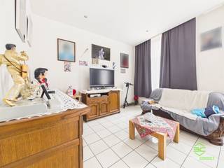<p><span>In de schaduw van de Sint-Maartenkerk vinden we dit praktisch ingericht appartement op de eerste verdieping van een kleine residentie. </span></p><p><span>Horeca, handelszaken, scholen, vrijetijdsmogelijkheden, … liggen allemaal op wandelafstand. </span></p><p><span>Eveneens is het treinstation te voet zeer gemakkelijk te bereiken en biedt ze een vlotte verbinding richting Hasselt, Leuven en Brussel. </span></p><p><span> </span></p><p><span>Het gebouw werd midden jaren ’90 volledig gestript en heropgebouwd. In de aankomende zomer zal er nog een volledig nieuw dak geplaatst worden waardoor er geen grote toekomstige investeringen meer nodig zullen zijn. Het gebouw beschikt niet over een lift waardoor de gemeenschappelijke kosten ook gevoelig lager zijn. </span></p><p><span> </span></p><p><span>Binnenkomen doen we in de centrale hal vanwaar alle kamers in het appartement toegankelijk zijn. De leefruimte aan de voorzijde geniet van een aangename lichtinval dankzij de grote ramen. Hier vinden we ook een klein terrasje terug. De open keuken is voorzien van alle nodige toestellen en beschikt over een aangrenzende kleine berging. </span></p><p><span>Het slaapgedeelte is voorzien van twee ruime slaapkamers aan de achterkant, een apart toilet en de badkamer. Deze is uitgerust met een ligbad met douchefunctie, de aansluiting voor de wasmachine en een ruim meubel met dubbele lavabo. </span></p><p><span> </span></p><p><span>Het appartement is al sinds januari 2020 verhuurd aan de zittende huurder.</span></p><p><span>Hierdoor leent is het eventueel ook een zeer interessante investering. </span></p><p><span> </span></p><p><span>Pluspunten:</span></p><p><span>- topligging</span></p><p><span>- onmiddellijk huurinkomsten</span></p><p><span>- kleine residentie</span></p><p><span> </span></p><p><span>De vermelde bewoonbare oppervlakte is de netto-oppervlakte van de appartement.</span></p>