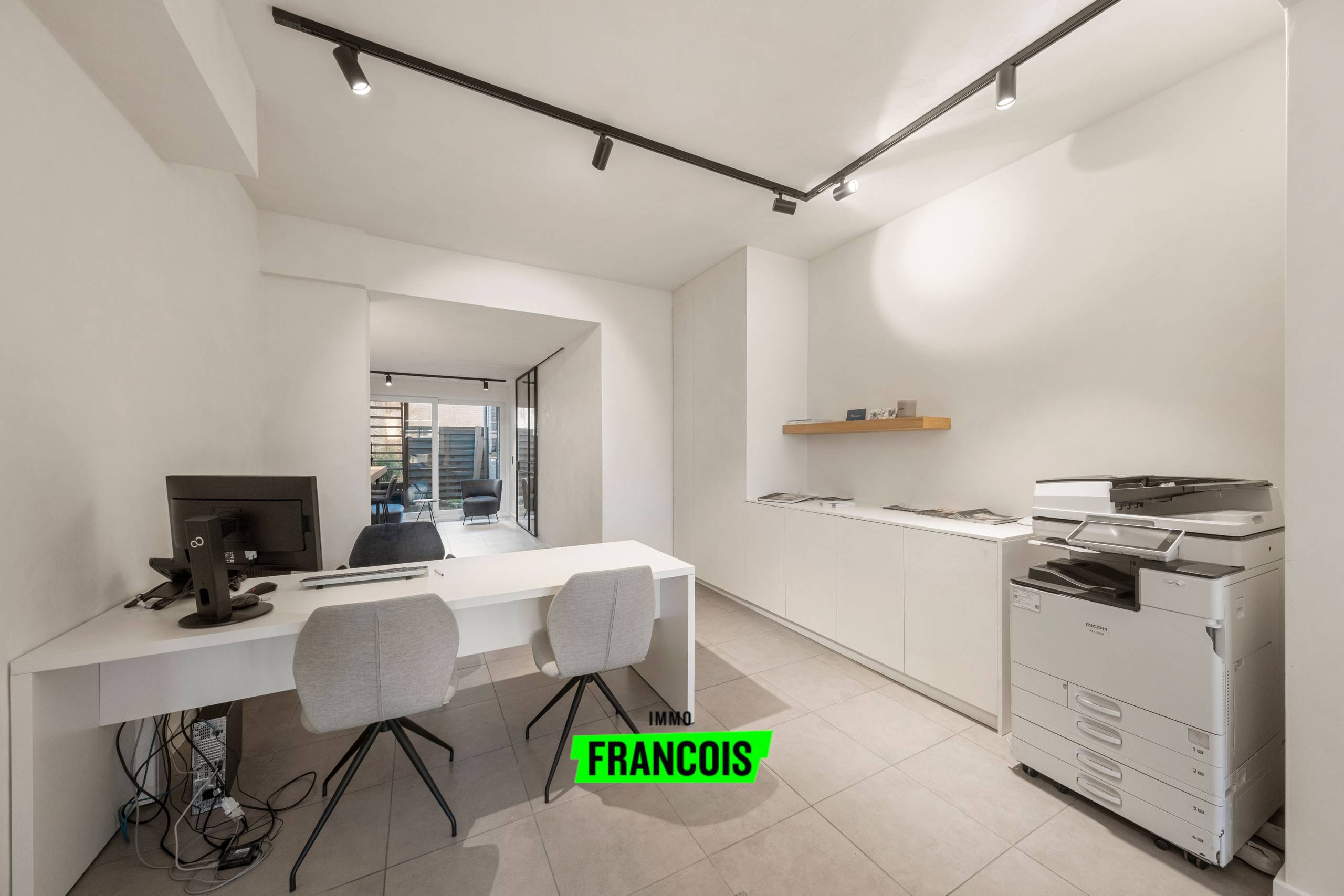 Karaktervolle commerciële ruimte met uitstekende visibiliteit te Brugge - foto 3