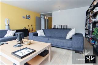 <strong><u>Instapklaar 2-slaapkamerappartement recht in het centrum van Hasselt - met 2 kelderbergingen! <br /><br />TROEVEN:</u></strong><br />- Energiezuinig: EPC label B! <br />- Elektrische installaties goedgekeurd tot 2047 <br />- 2 slaapkamers <br />- Centrumlocatie met alle voorzieningen binnen handbereik <br />- 2 kelderbergingen, waarvan eentje van maar liefst 17 m² <br /><br />Welkom in dit tof appartement in de Hasseltse Demerstraat, dé winkelstraat bij uitstek in het altijd levendige stadscentrum! Het appartement is gelegen op de tweede verdieping en bereikbaar via de centrale traphal of met de lift. De indeling omvat aan de straatzijde een ruime woonkamer, een geïnstalleerde keuken en een gezellig overdekt terras met zicht op de winkelstraat.<br />Centraal in het appartement is er de inkomhal, het toilet, de badkamer met ligbad en wastafel en een aparte berging/wasplaats. Aan de achterzijde tenslotte zijn er 2 slaapkamers die beiden toegang geven tot een tweede terras. Voor extra opslagruimte is er een zeer ruime en afsluitbare berging van maar liefst 17 m² in de kelderverdieping. Het appartement werd door de huidige bewoner volledig gerenoveerd waaronder laminaatvloeren, een moderne keuken, elektrische screens aan de voorzijde, en rolluiken aan de achterzijde, eveneens elektrisch. <br /><br />In het complex is er een gezamenlijke fietsenstalling voor de bewoners en voor de auto biedt de stad gratis bewonersparkeren voor 2 voertuigen aan in zone centrum, met uitbreiding naar enkele slagboomparkings in de nabije omgeving.<br /><br />Een instapklaar, tof appartement op een perfecte locatie voor diegene die ten volle van het stadsleven wenst te genieten of op zoek is naar een rendabele investering! René leidt je met veel plezier rond.