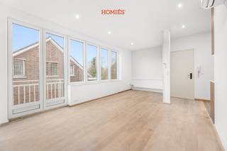 Volledig gerenoveerd appartement op de tweede verdieping met een moderne en lichtrijke uitstraling, gelegen aan de Kardinaal Mercierlaan te Heverlee. Dit instapklare appartement combineert comfort, ruimte en een uitstekende ligging. U beschikt over twee volwaardige slaapkamers en een open keuken die naadloos overgaat in de gezellige leefruimte. De grote raampartijen zorgen voor een overvloed aan natuurlijk licht en creëren een aangename, open sfeer doorheen het hele appartement. De badkamer is stijlvol afgewerkt en voorzien van een toilet en een comfortabele inloopdouche. Verder is er een praktische fietsenstalling aanwezig en bestaat de mogelijkheid om een garage te huren aan €45 per maand, wat extra gemak biedt in deze gegeerde buurt. De ligging is een absolute troef: u woont hier rustig, maar toch vlak bij het centrum van Leuven. Winkels, scholen, openbaar vervoer en belangrijke invalswegen bevinden zich in de onmiddellijke omgeving. Ook de nabijheid van KU Leuven en het groene Heverleebos maken dit appartement bijzonder aantrekkelijk, zowel voor eigen bewoning als investering. stedenbouw in aanvraag. Mis deze opportuniteit niet en contacteer ons via info@homies.be of 016 22 82 22.