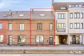 <p><span>Ben je op zoek naar een instapklare woning met karakter, ruimte én een mooie buitenomgeving? Dan is deze verzorgde rijwoning op een perceel van 3are42 aan de Kempische Steenweg 207 in Hasselt zeker een bezoek waard.</span></p><p><span>De woning dateert oorspronkelijk uit 1934, maar werd in 2013 volledig gerenoveerd. Hierdoor combineert ze de uitstraling van een oudere woning met het comfort van een hedendaagse woonst. Met een EPC-label C is bovendien geen renovatieverplichting van toepassing.</span></p><h3><span>Een woning met ruimte en mogelijkheden</span></h3><p><span>Via de inkomhal kom je binnen in een ruime leefruimte, waar veel natuurlijk licht binnenvalt. Vanuit de leefruimte heb je rechtstreeks toegang tot het terras en de diep uitgestrekte tuin. Een absolute troef voor wie graag buiten vertoeft, kinderen wil laten spelen of gezellig wil genieten met familie en vrienden.</span></p><p><span>Aansluitend bevindt zich de aparte keuken, praktisch ingericht en afgescheiden van de leefruimte. Verder beschikt het gelijkvloers over een aparte wasruimte en een afzonderlijk toilet. Via een extra toegangsdeur bereik je rechtstreeks de tuin, wat bijzonder praktisch is voor dagelijks gebruik.</span></p><p><span>Op de eerste verdieping bevinden zich twee slaapkamers en een badkamer, uitgerust met een badkamermeubel, toilet en douche.</span></p><p><span>De tweede verdieping biedt nog een derde, ruime slaapkamer. Daarnaast is er een aparte berging, ideaal als opbergruimte, dressing of praktische bergruimte.</span></p><h3><span>Ligging</span></h3><p><span>De woning is gelegen aan de Kempische Steenweg, een belangrijke verbindingsas in Hasselt. Vanuit deze locatie zijn het centrum van Hasselt, winkels, scholen, horeca en diverse voorzieningen vlot bereikbaar. Ook de belangrijkste invalswegen en verbindingen richting omliggende gemeenten zijn gemakkelijk bereikbaar.</span></p><p><span>De combinatie van een centrale ligging, een praktische indeling en een diepe tuin maakt deze woning interessant voor zowel gezinnen als starters of investeerders.</span></p><h3><span>De troeven op een rij</span></h3><ul><li><span>Instapklare rijwoning</span></li><li><span>Volledig gerenoveerd in 2013</span></li><li><span>EPC-label C, geen renovatieverplichting</span></li><li><span>Diep uitgestrekte tuin</span></li><li><span>Centrale ligging in Hasselt</span></li></ul><p><span>EPC: label C<br />EPC-code: 20200624-0002286161-RES-1</span></p><h3><span>Interesse?</span></h3><p><span>Interesse gewekt? Plan dan zeker een bezoek en ontdek zelf de ruimte, mogelijkheden en aangename buiten omgeving van deze woning. Bel ons op 011 199 991 of schrijf een bericht naar<br /><span>info@janssenenjanssen.be</span></span></p>