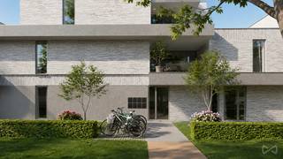 <h2><span>Residentie Helios – Eigentijds wonen in een groene omgeving</span></h2>
<p><span>Ontdek </span><strong><span>Residentie Helios</span></strong><span>, een stijlvol nieuwbouwproject aan de Omleiding 101-105 in Herent. Het project omvat </span><strong><span>18 hedendaagse appartementen</span></strong><span> met één, twee of drie slaapkamers en woonoppervlaktes van circa </span><strong><span>70 tot 120 m²</span></strong><span>. Moderne architectuur, energiezuinig wooncomfort en een groene omgeving komen hier mooi samen.</span></p>
<h3><span>Licht, ruimte en ruime terrassen</span></h3>
<p><span>De appartementen werden ontworpen met bijzondere aandacht voor licht en leefkwaliteit. </span><strong><span>Grote raampartijen</span></strong><span> zorgen voor een aangename, open sfeer en verbinden de leefruimtes met de royale terrassen. Van hieruit geniet je van een prachtig zicht op het </span><strong><span>groene private binnenpark</span></strong><span>, dat een rustig karakter geeft aan de volledige residentie.</span></p>
<p><span>Met verschillende indelingen en oppervlaktes biedt Helios een gevarieerd aanbod. Van een praktisch éénslaapkamerappartement tot een ruim drieslaapkamerappartement: zowel voor eigen bewoning als voor investering zijn er verschillende mogelijkheden.</span></p>
<h3><span>Energiezuinig en comfortabel wonen</span></h3>
<p><span>Residentie Helios combineert hedendaags wooncomfort met moderne, energiezuinige technieken. Ieder appartement wordt onder meer uitgerust met </span><strong><span>vloerverwarming, een warmtepomp, zonnepanelen en ventilatiesysteem D</span></strong><span>. Dit resulteert in een hoog wooncomfort, een gezond binnenklimaat en een bijzonder energiezuinige woning.</span></p>
<p><span>De </span><strong><span>ruime leefterrassen</span></strong><span> vormen bovendien een echte verlenging van de woonruimte en maken het mogelijk om volop te genieten van de groene omgeving.</span></p>
<h3><span>Parkeren en fietsen uit het zicht</span></h3>
<p><span>Onder het gebouw bevindt zich een ruime ondergrondse verdieping met </span><strong><span>autostaanplaatsen en private bergingen</span></strong><span>. Ook voor fietsers is er voldoende ruimte voorzien. Zowel op het gelijkvloers als in de kelder bevinden zich comfortabele fietsenstallingen, met plaats voor gewone fietsen én bakfietsen.</span></p>
<h3><span>Strategische ligging tussen Leuven en Brussel</span></h3>
<p><span>Helios geniet van een centrale ligging in Herent, op korte afstand van Leuven en met een vlotte verbinding richting Brussel. Winkels, scholen, openbaar vervoer en andere dagelijkse voorzieningen bevinden zich in de nabije omgeving. Zo combineert het project een </span><strong><span>groene en aangename woonomgeving met een uitstekende bereikbaarheid</span></strong><span>.</span></p>
<h3><span>Oplevering voorzien in juni 2027</span></h3>
<p><span>De bouwwerken van Residentie Helios zijn momenteel volop aan de gang. De afwerking en oplevering van de appartementen is voorzien tegen </span><strong><span>juni 2027</span></strong><span>.</span></p>
<p><strong><span>Residentie Helios staat voor modern, energiezuinig en comfortabel wonen, met royale buitenruimtes en groen als centrale troef.</span></strong></p>