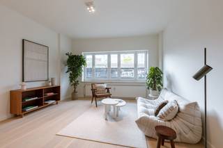 <p>Ben je op zoek naar een instapklaar appartement op een uitstekende ligging in Gent? Dan is dit volledig gerenoveerde appartement aan de Hubert Frère-Orbanlaan 513 zeker een bezoek waard. Het appartement combineert modern comfort met een praktische indeling en een vlotte bereikbaarheid.</p>
<p>De lichtrijke woonkamer vormt samen met de volledig uitgeruste keuken het hart van het appartement en biedt een aangename leefruimte om te ontspannen of gasten te ontvangen. Aansluitend bevindt zich het gezellige terras waar je in alle rust kan genieten van een zonnig moment.</p>
<p>Verder beschikt het appartement over twee volwaardige slaapkamers, 2 moderne badkamers voorzien van douche en wastafel, een apart toilet en een praktische indeling die optimaal gebruik maakt van de beschikbare ruimte. Dankzij de volledige renovatie geniet je van een hedendaagse afwerking en optimaal wooncomfort.</p>
<p>De ligging is een absolute troef: vlak bij het centrum van Gent, openbaar vervoer, winkels, horeca en belangrijke invalswegen. Ideaal voor wie comfortabel wil wonen met alle voorzieningen binnen handbereik.</p>
<p>Interesse? Neem snel contact op met THOMAS 0474 26 27 58 of info@vicusvastgoed.be</p>